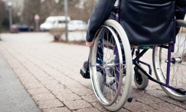 Aggrediscono disabile e filmano la scena