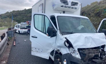 Scontro frontale auto contro furgone al Boccale, muore 23enne
