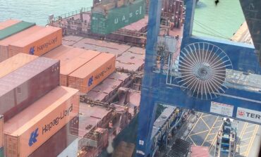 Cadono tre container da una nave in porto: operaio in codice giallo