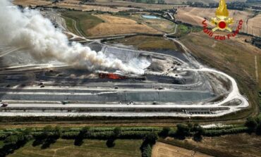 Maxi incendio a Rosignano: rogo alla discarica di Scapigliato, bruciati 25000 mq di plastica