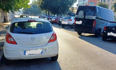 Bus bloccato da auto in sosta vietata