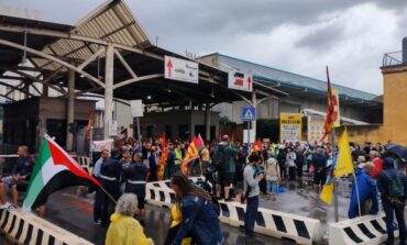 Sciopero per Gaza, presidio Usb in porto: traffico in tilt ai varchi doganali