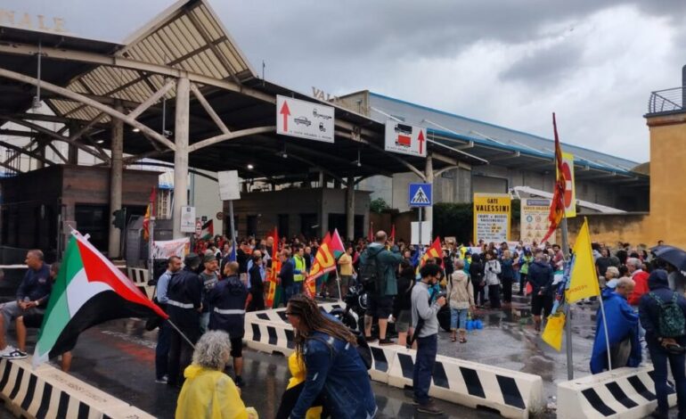 Sciopero per Gaza, presidio Usb in porto: traffico in tilt ai varchi doganali