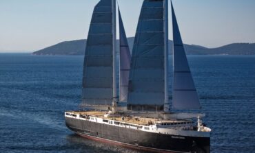 Attesa in porto la Neoliner Origin, nave da carico a vela di 136 metri