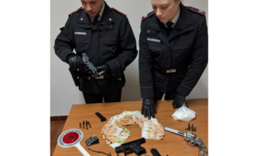 In casa tre pistole, munizioni, droga e contanti, nei guai 45enne