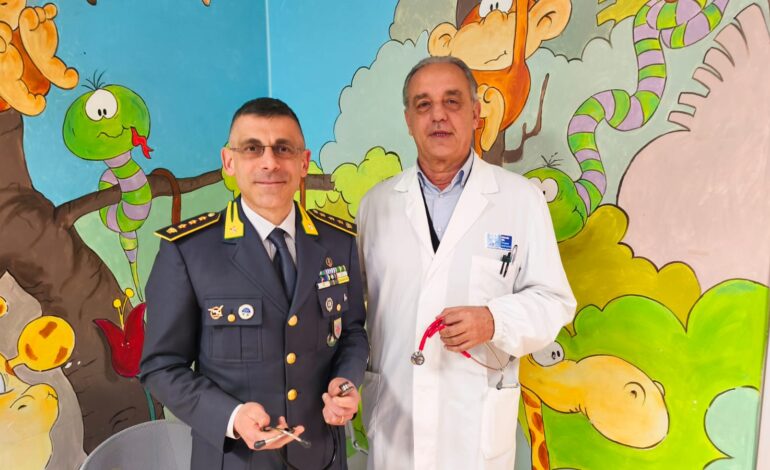 Ospedale di Livorno, in Pediatria quattro fonendoscopi neonatali donati dalla Guardia di Finanza