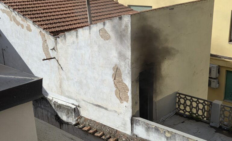 A fuoco palazzina disabitata in via Marradi