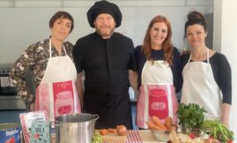 Uno chef in cucina per ispirare piccoli cuochi in erba