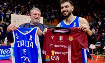 Esciua scambia la maglia di Dionisi con il capitano Amedeo Tessitori: un gesto simbolico di sport e collaborazione