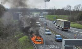 Paura sulla Fi-Pi-Li: auto in fiamme all'altezza di Pontedera, traffico in tilt