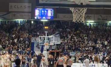 La Pielle ribalta Vigevano 74-72: sotto di 15 punti, i biancoblù portano la serie a gara 4