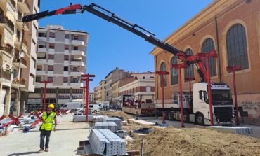 Via Buontalenti, il nuovo mercato prende forma: completata la platea e montati i primi piloni