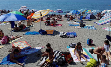 Furbetti al mare. Sequestrati ombrelloni lasciati sulle spiagge libere per riservare il posto