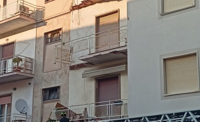 Tragedia in centro, crolla terrazzo e muore professoressa di 56 anni