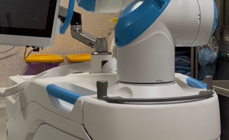 Monni visita l’ospedale di Cecina dove da poco è arrivato il robot Rosa