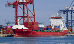 Armi in porto, a banchina la nave con 4 container "sospetti".