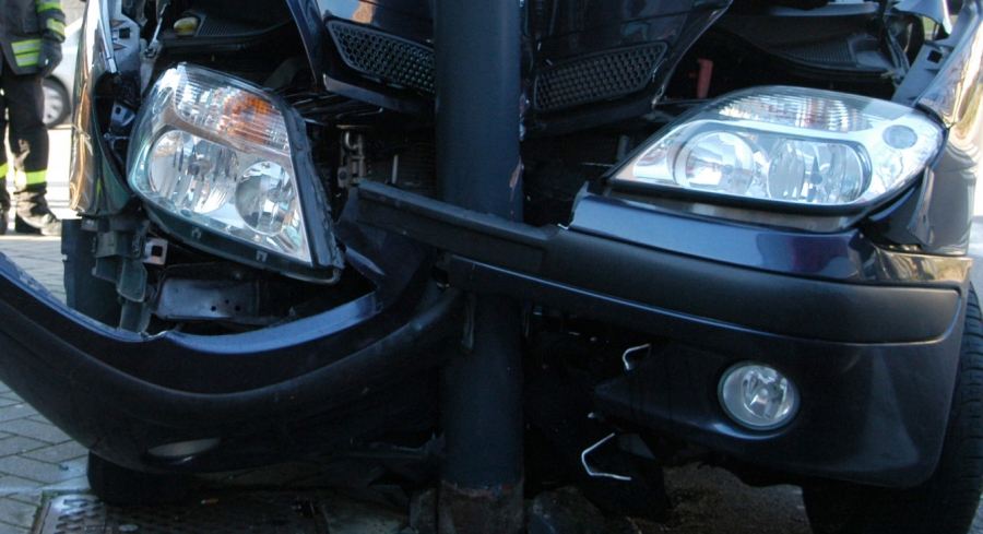 Auto contro palo