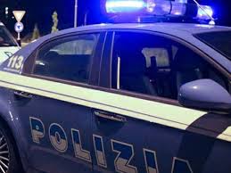 Auto polizia notte fianco