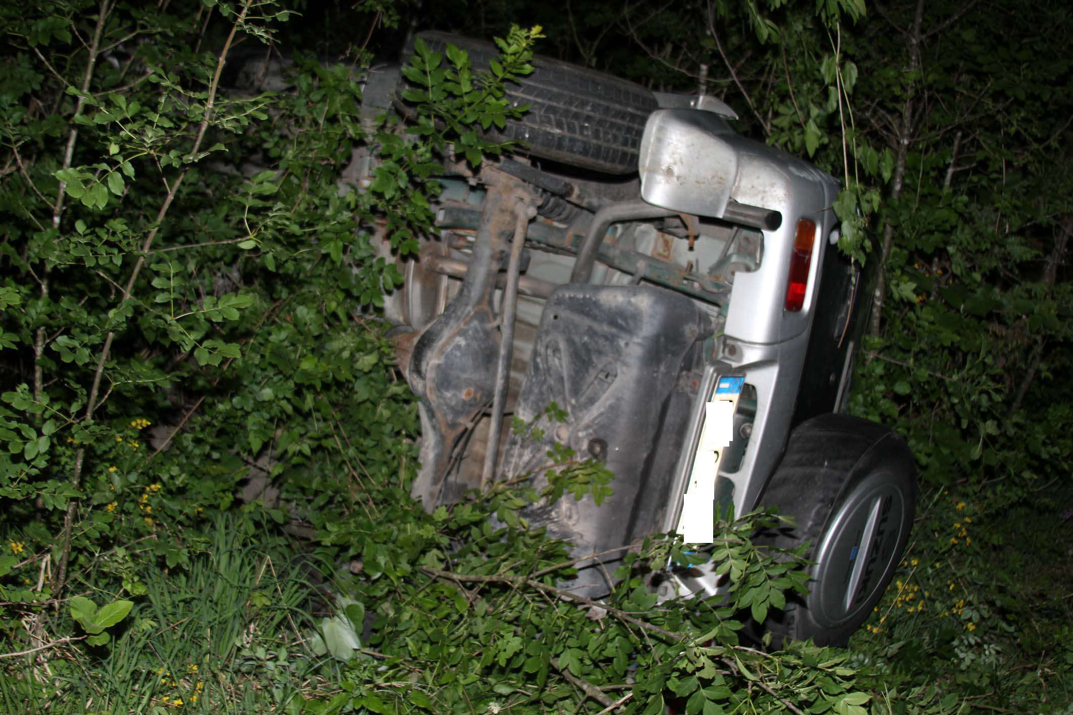 Auto ribaltata scarpata