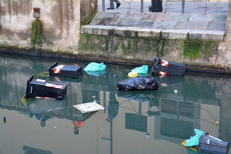 Bidoni nel fosso