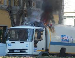 Camion rea in fiamme