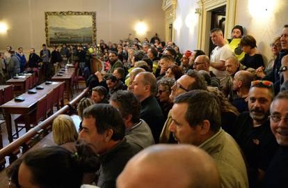Consiglio pieno di pubblico