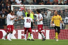 De Lucia portiere con giocatori
