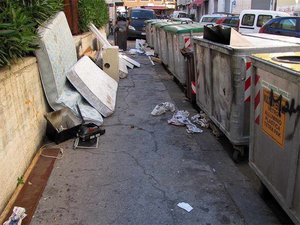 Rifiuti fuori cassonetti