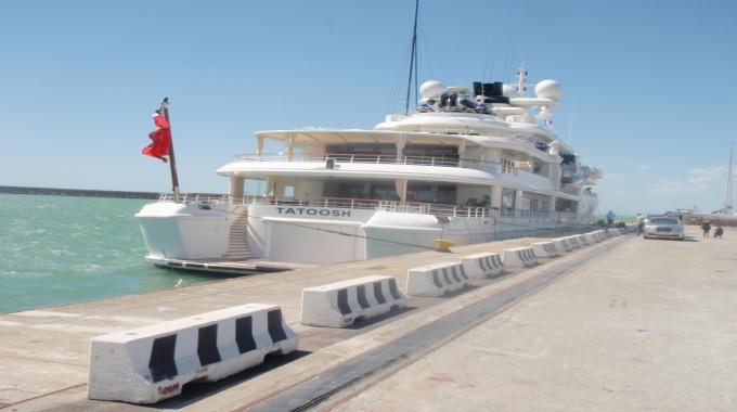 YACHT