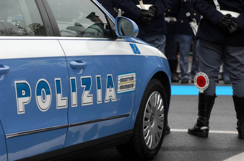 auto polizia stradale e agente