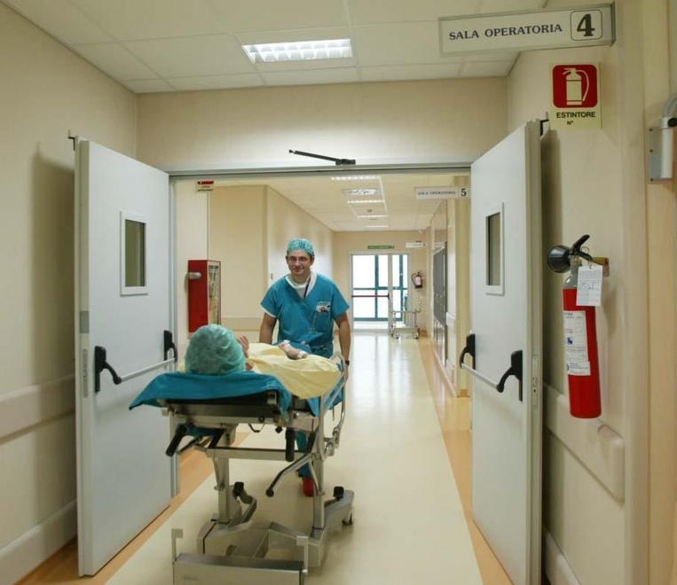ospedale con infermiere