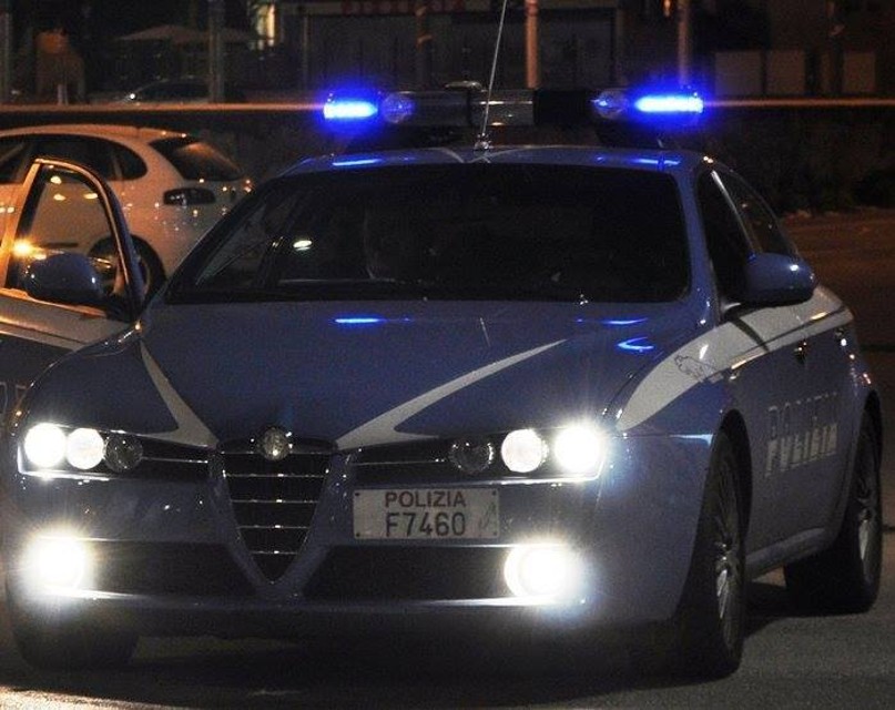 polizia notte porta aperta