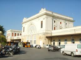 Stazione: con un martello minaccia i passeggeri