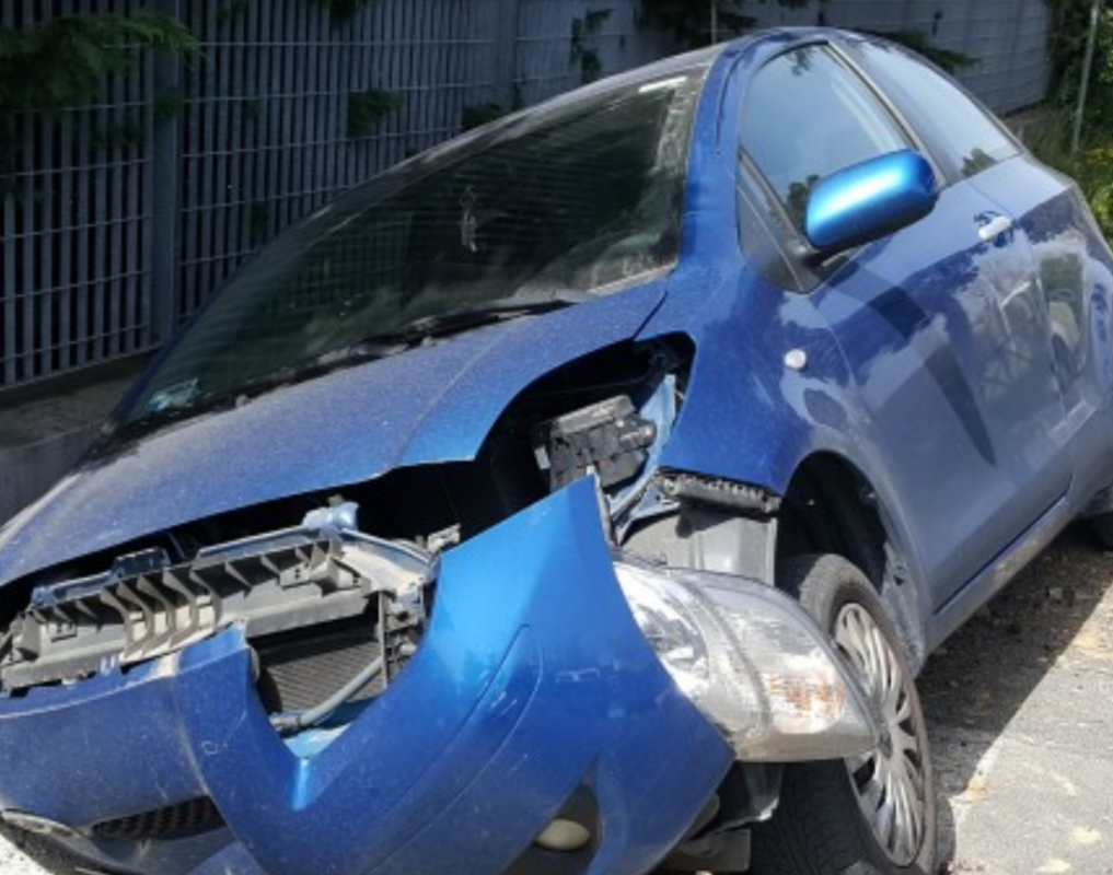 Ape in auto: finisce nel fosso