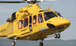Sbalzato da forte folata di vento su un tetto, grave un surfista a Vada