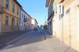 ladri in azione in un bar nella notte
