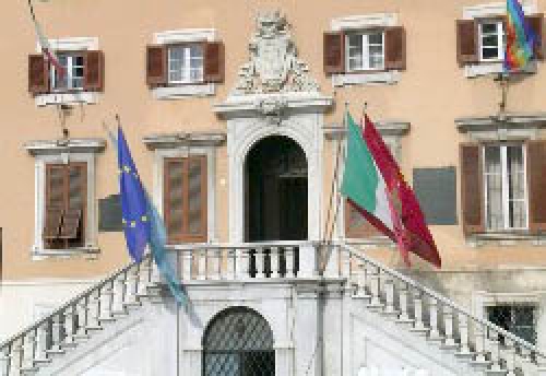 Scazzottata davanti al Comune tra pro-Nogarin e oppositori