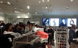 Ruba un giubbotto da Zara e sferra un pugno ad un addetto