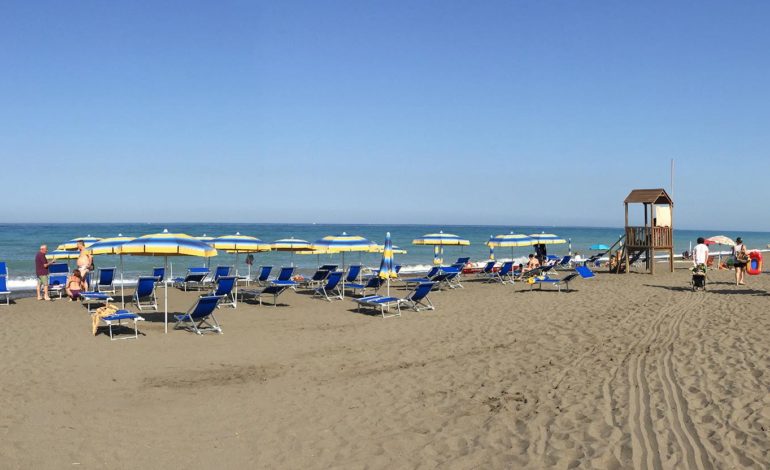 Bagno abusivo in spiaggia libera, denunciato 53enne livornese