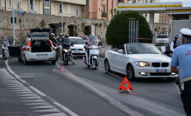 Sradica pompa di benzina con l’auto