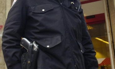 Steso dalla vigilante mentre tenta di rubarle la pistola