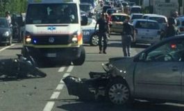 Inversione a "U" sul lungomare, colpisce una moto