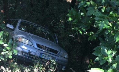 Finisce fuori strada giu’ per un dirupo sul Romito: illesi due giovani