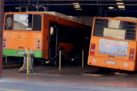 Investito da uno scuolabus mentre fa' le pulizie: grave dipendente della Cooplat