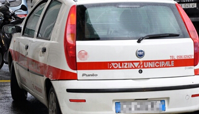 Degrado in città: vigili urbani in azione.
