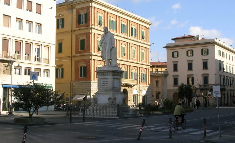 Zona Cavour. Due Livornesi aggrediscono ladro extracomunitario