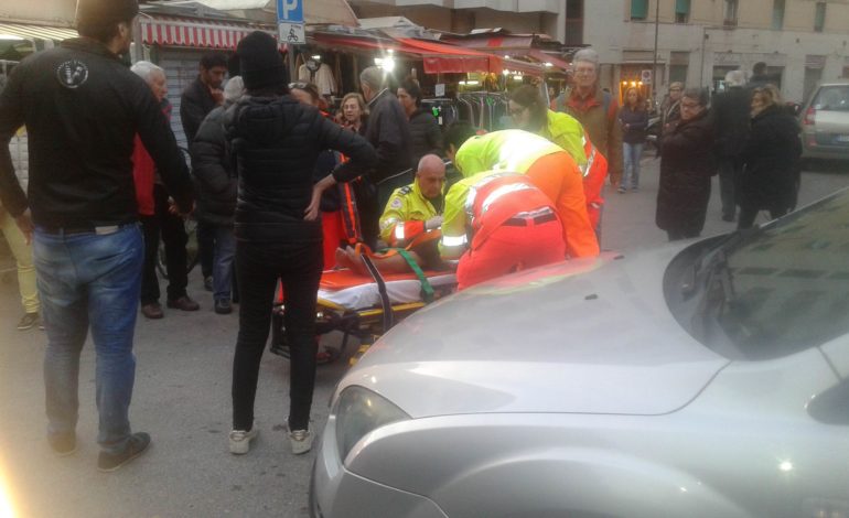 Incidente al mercato, scooterista in ospedale