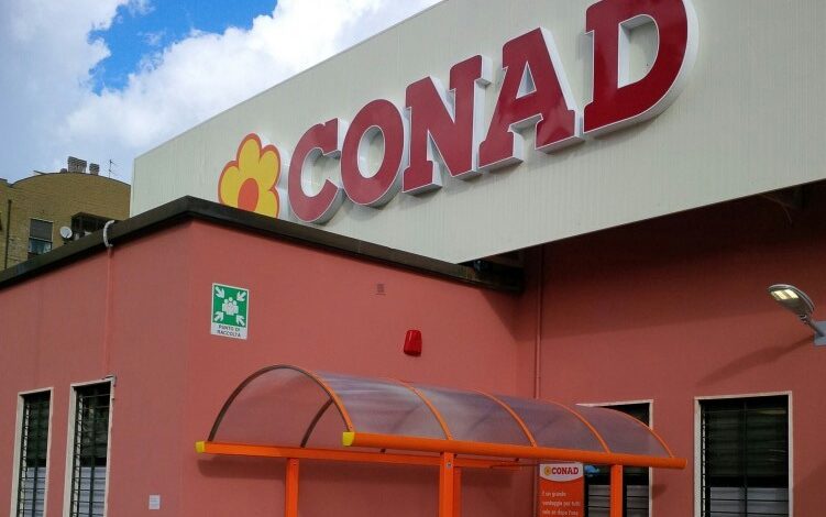 Furto con spaccata alla Conad. Rubati cellulari per 3mila euro
