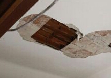 Crolla soffitto in una casa popolare, illesa la famiglia