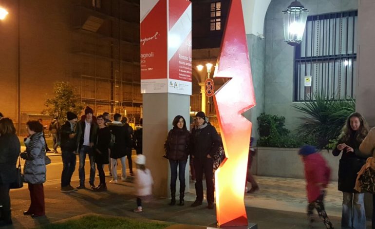Una statua in Piazza Grande, davanti alla sede della Fondazione Livorno